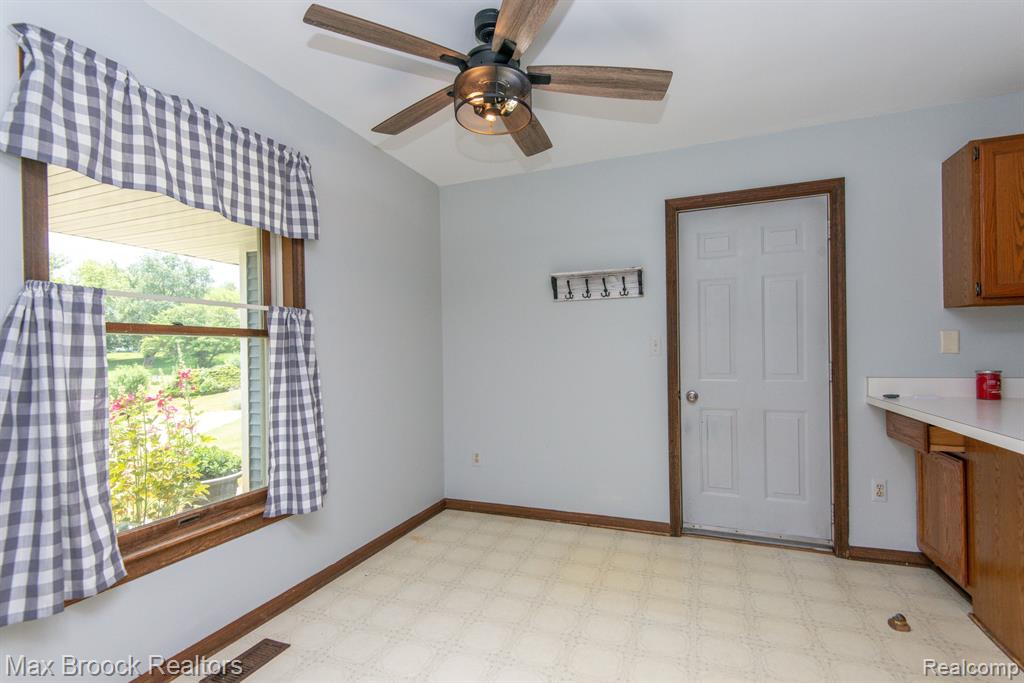 54320 BELCREST Drive, Milford, MI 48381 — Photo 13