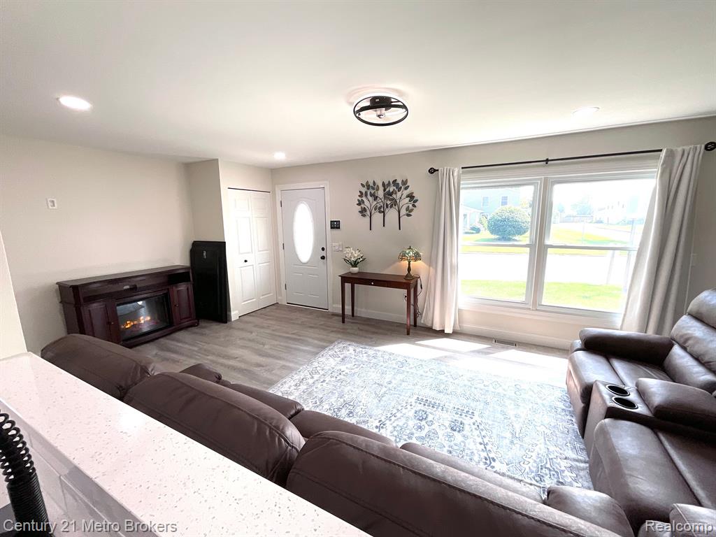 9446 PARKWOOD N, Davison, MI 48423 — Photo 17