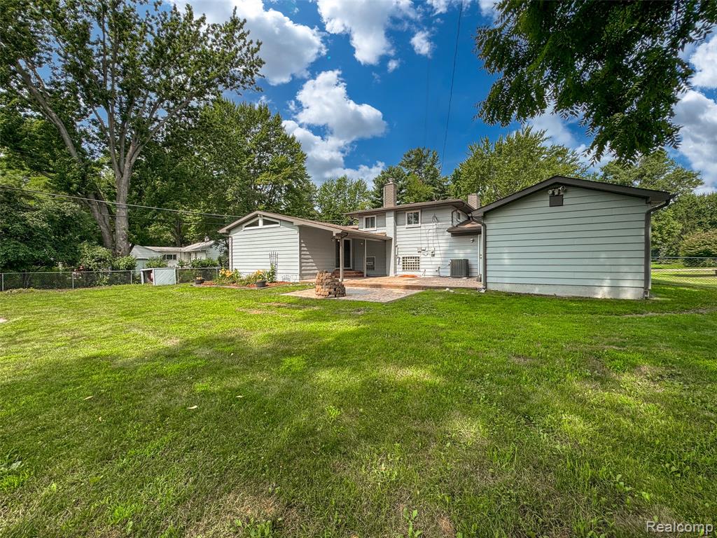 545 Woodbridge Circle, Waterford, MI 48327 — Photo 28