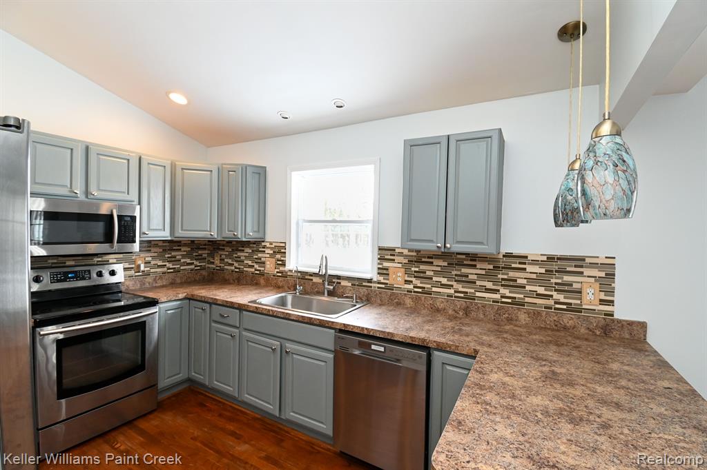 635 JOSLYN Road, Lake Orion, MI 48362 — Photo 8
