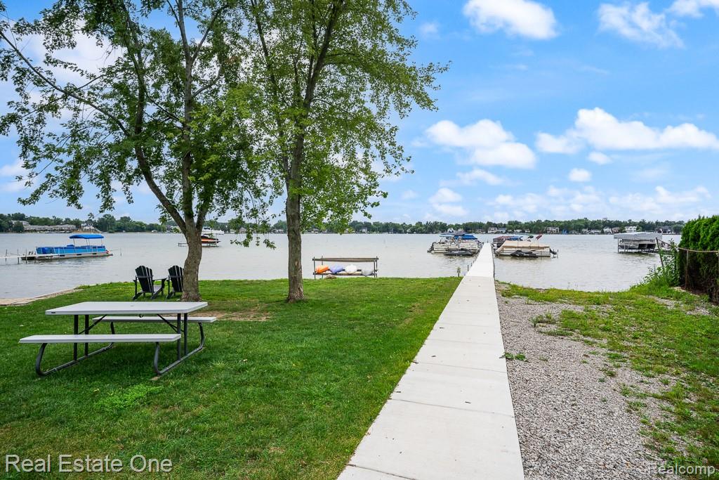 4196 Grayton Drive, Waterford, MI 48328 — Photo 2