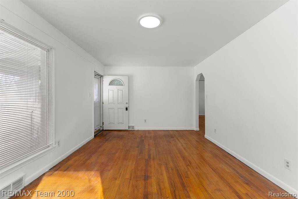 5876 KINMORE Street, Dearborn Heights, MI 48127 — Photo 5