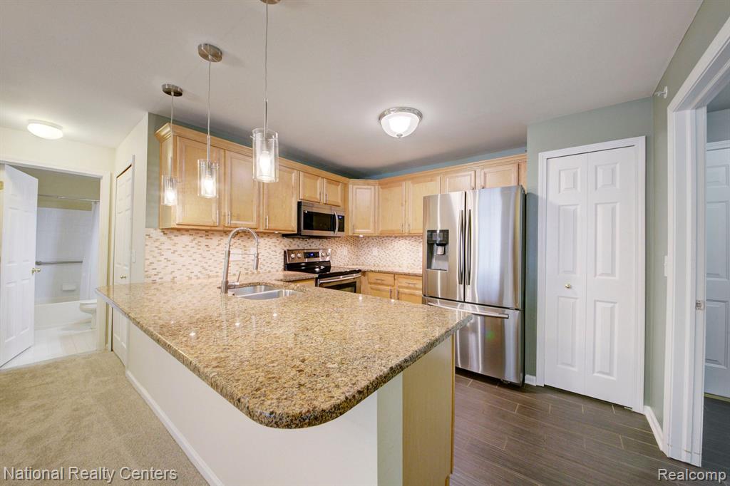 5104 TAMARA Circle, Walled Lake, MI 48390 — Photo 10