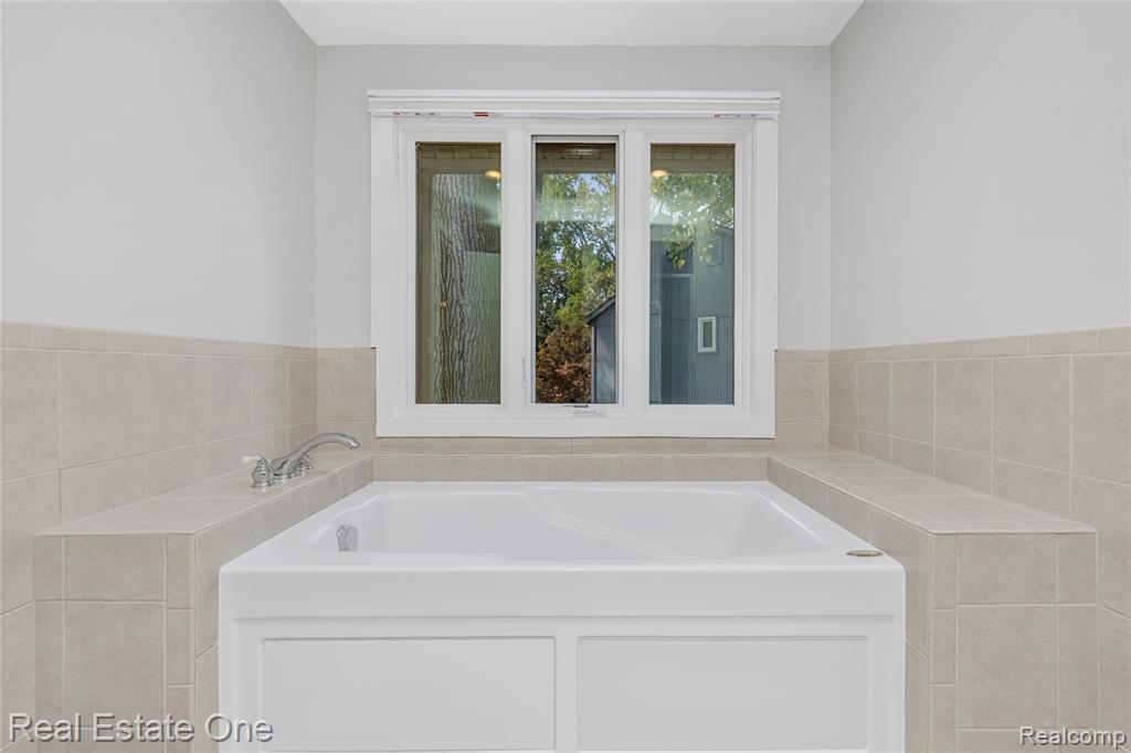 4261 Lakeridge Court, Bloomfield Hills, MI 48302 — Photo 39