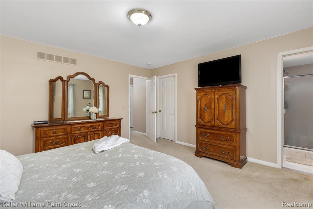 49240 Shenandoah Drive, Macomb, MI 48044 — Photo 13