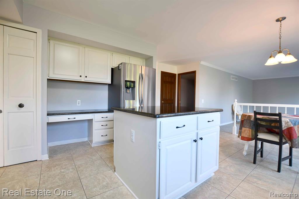 685 ESSEX Drive, Rochester Hills, MI 48307 — Photo 15