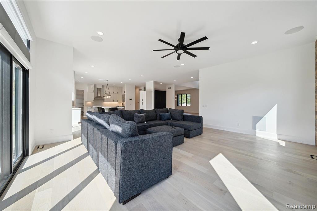 7450 PARKSTONE Lane, Bloomfield Hills, MI 48301 — Photo 27