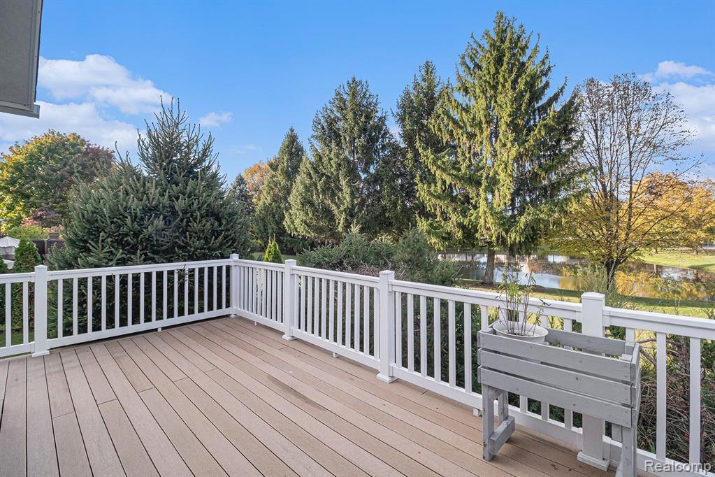 855 DRAKESHIRE Drive, Walled Lake, MI 48390 — Photo 31