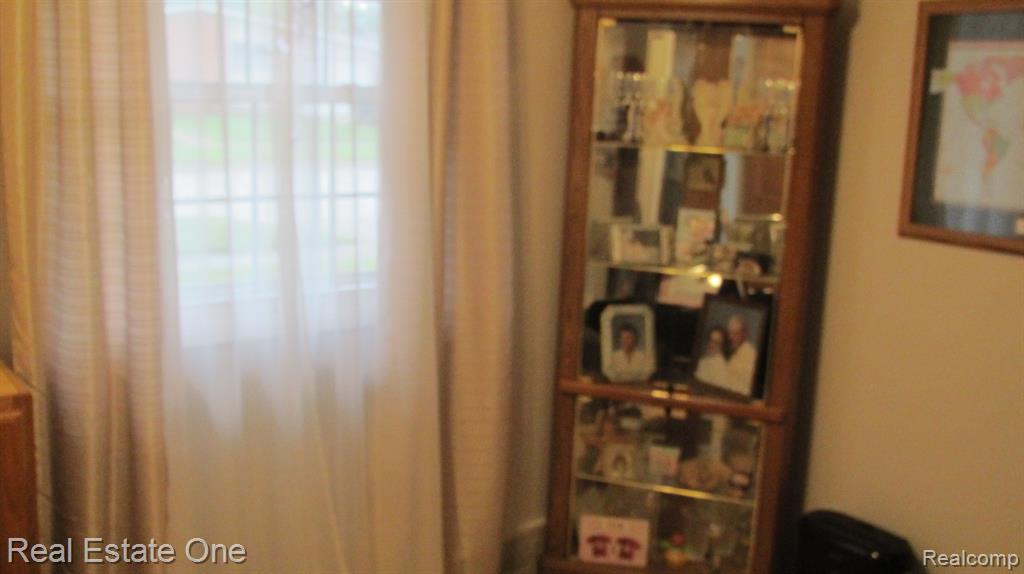 669 S HAWTHORNE Street, Westland, MI 48186 — Photo 12