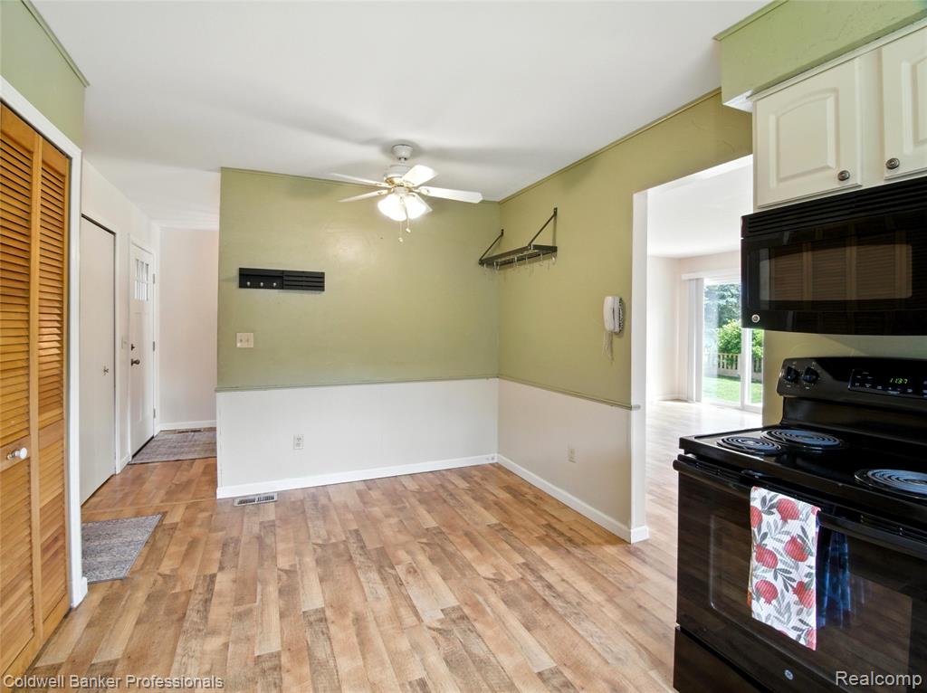 5728 Coach House Court, Waterford, MI 48327 — Photo 7