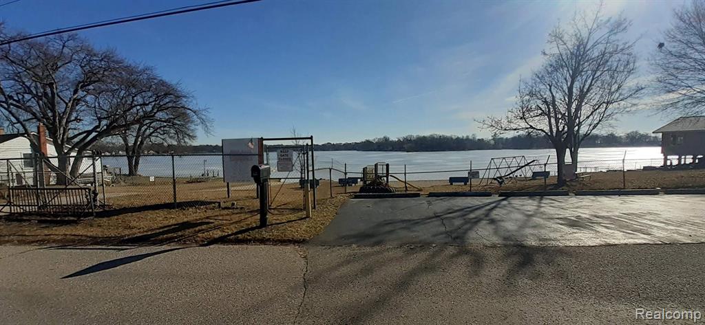 2557 DESMOND, Waterford, MI — Photo 2