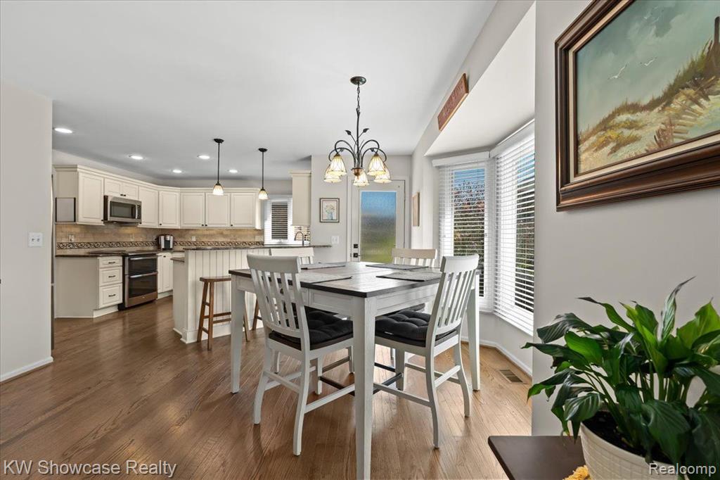 54771 GRENELEFE Circle E, South Lyon, MI 48178 — Photo 17