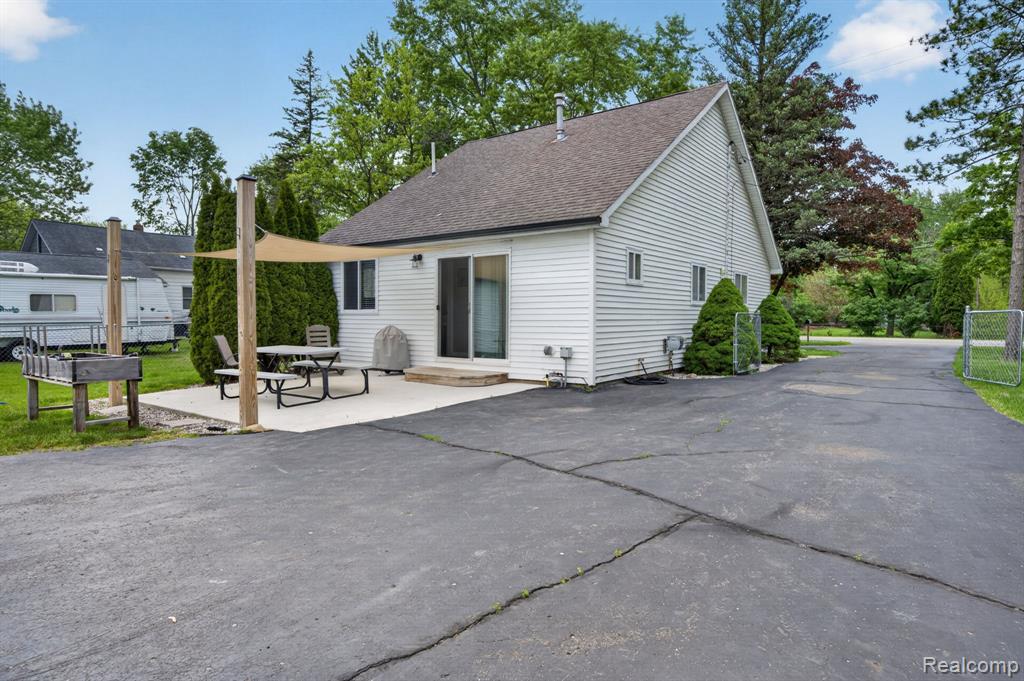 6354 Lapeer Road, Burton, MI 48509 — Photo 28