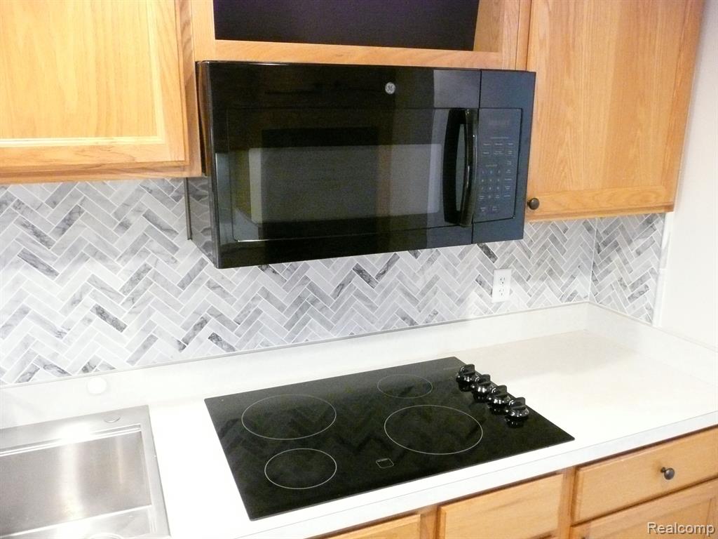 21372 MULBERRY Court, Farmington Hills, MI 48336 — Photo 9