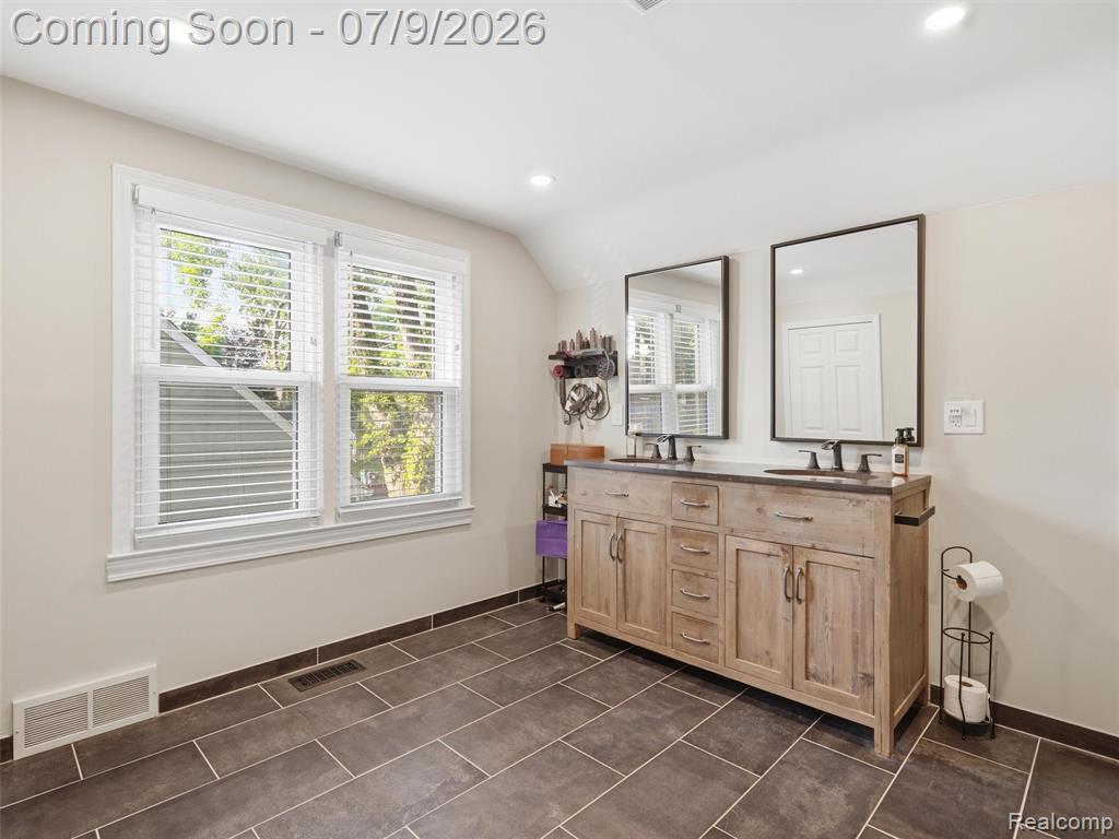 622 N Rembrandt Avenue, Royal Oak, MI 48067 — Photo 11