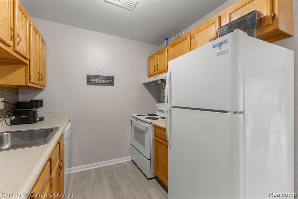 10033 ALLEN POINTE Drive, Allen Park, MI 48101 — Photo 12