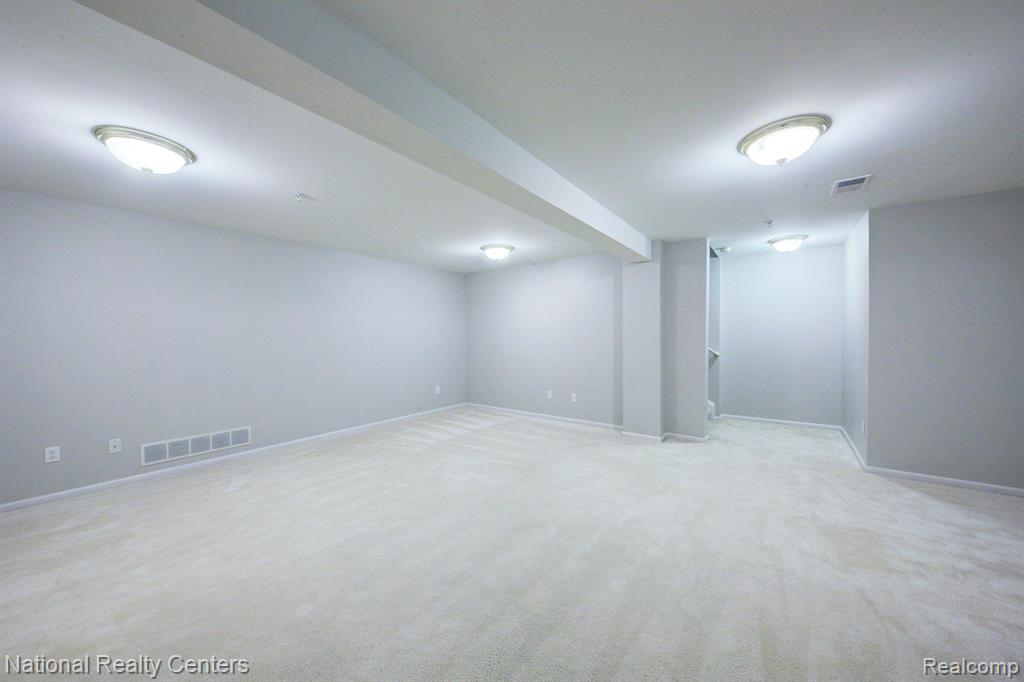 6104 JASMINE Drive, Walled Lake, MI 48390 — Photo 33