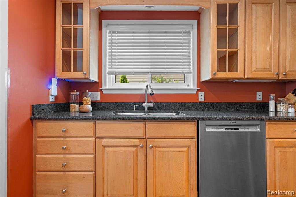 10065 Hart Avenue, Huntington Woods, MI — Photo 13