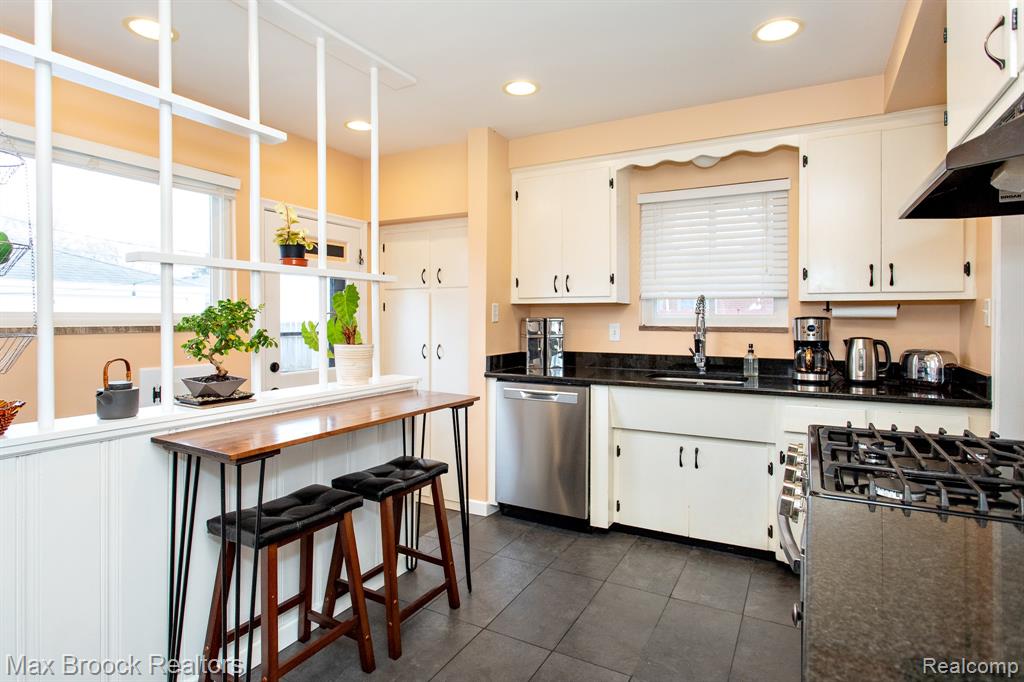 24460 Rosewood Street, Oak Park, MI 48237 — Photo 20