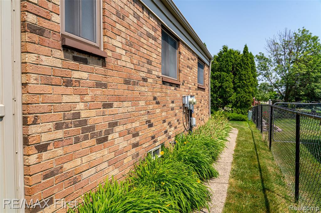 47798 CHRYS, Macomb, MI 48044 — Photo 11