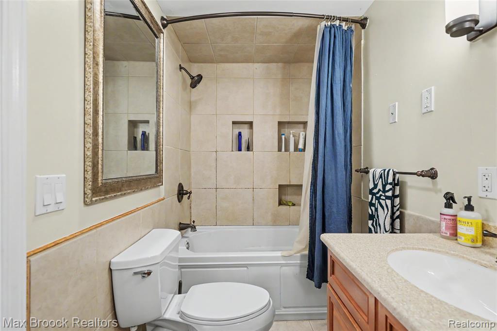 1669 Wimbledon Drive, Walled Lake, MI 48390 — Photo 24