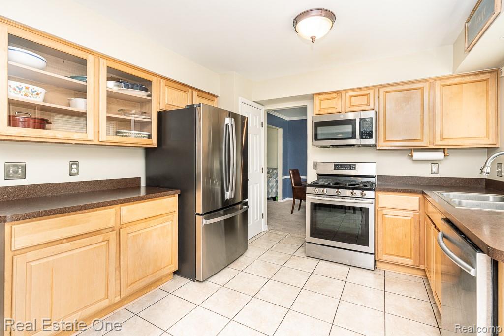 606 Whitney Drive, Rochester Hills, MI 48307 — Photo 11