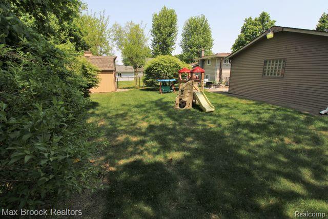 5001 DURNHAM Drive, Waterford, MI 48327 — Photo 24