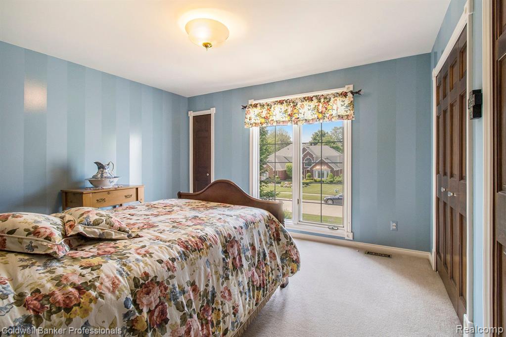 49148 Driftwood Dr, Shelby Twp, MI 48317 — Photo 17