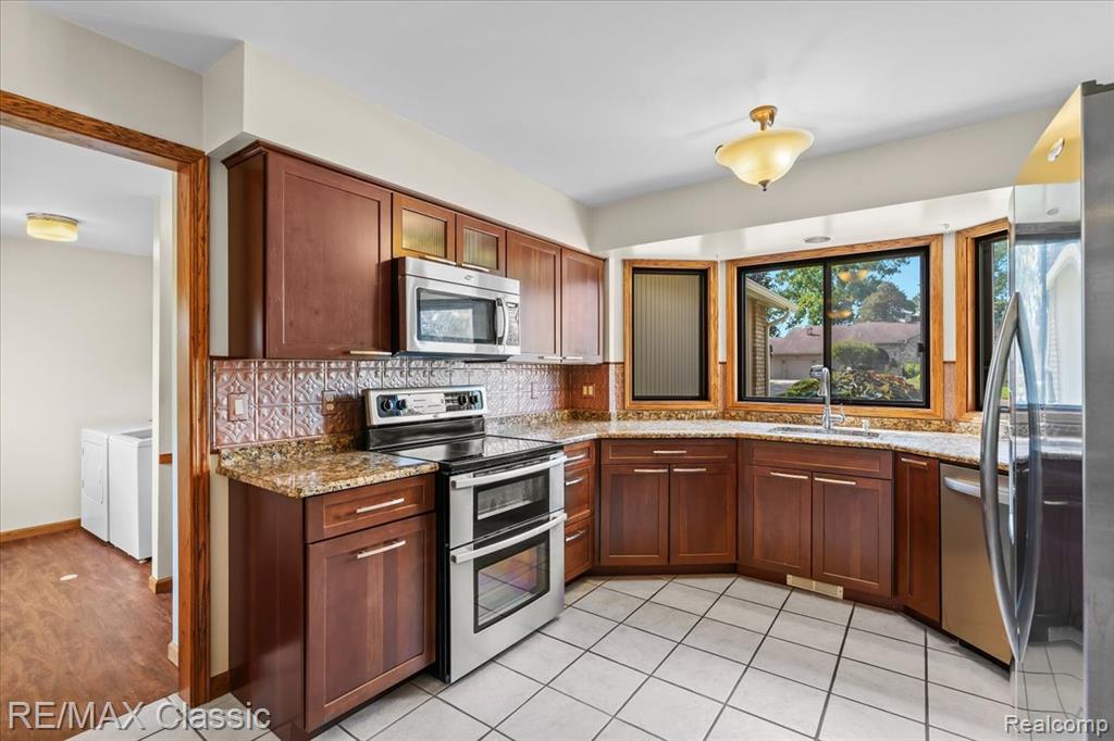 4432 Ravinewood Drive, Commerce Twp, MI 48382 — Photo 19