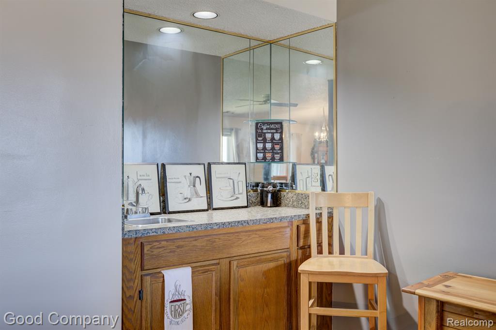 4910 HARBOR POINT Drive, 3, Waterford, MI 48329 — Photo 6