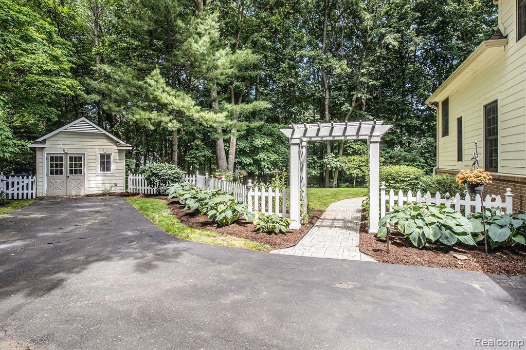 5259 PINEWOOD Drive, Brighton, MI 48116 — Photo 61