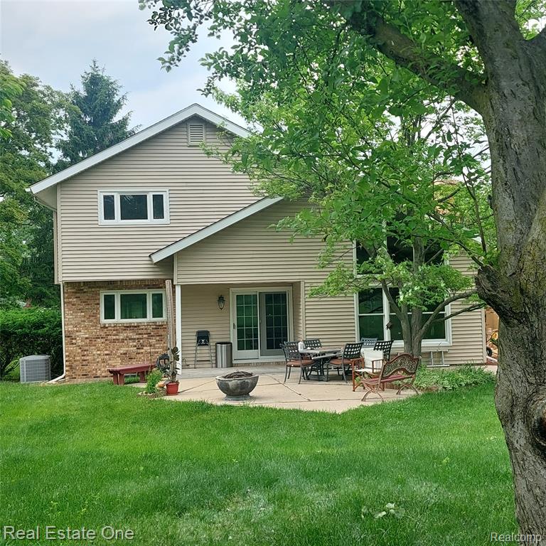 5208 Woodview Drive, Bloomfield Hills, MI 48302 — Photo 38