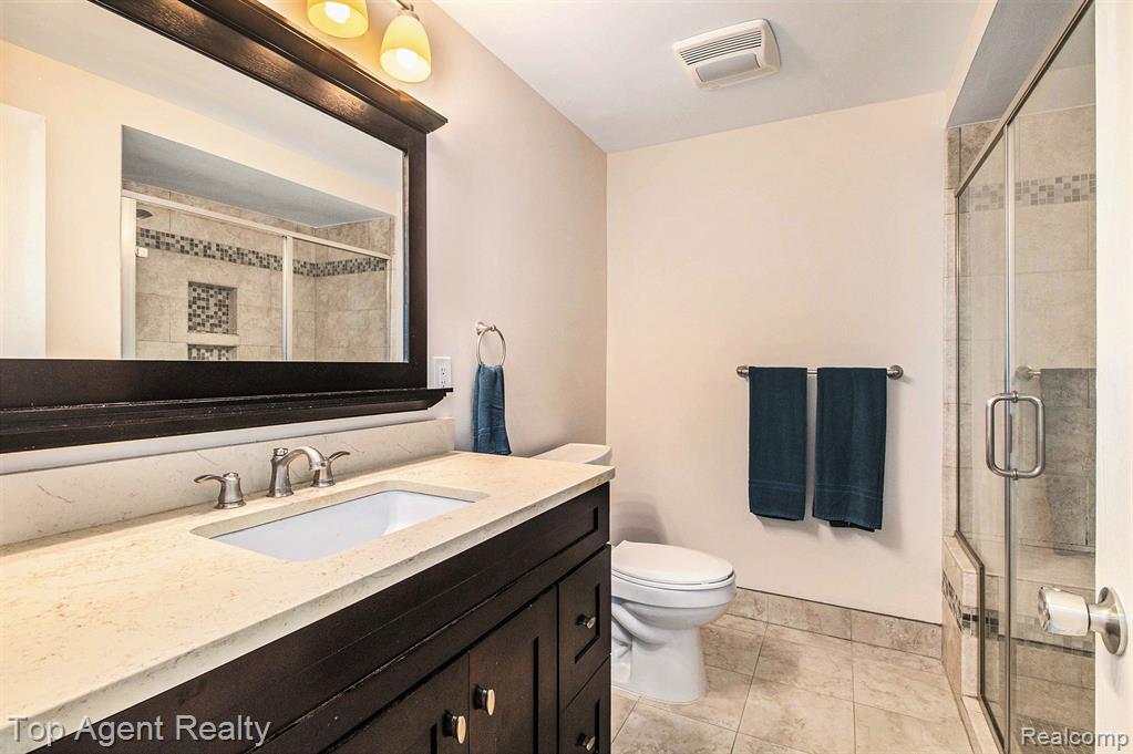 3990 Old Creek Road, Troy, MI 48084 — Photo 14