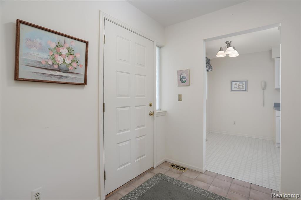 9735 HAWTHORNE GLEN Drive, Grosse Ile, MI 48138 — Photo 7