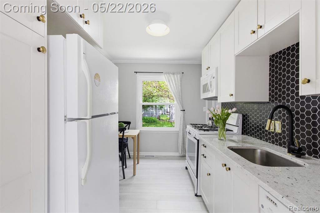 645 E Barrett Avenue E, Madison Heights, MI 48071 — Photo 8