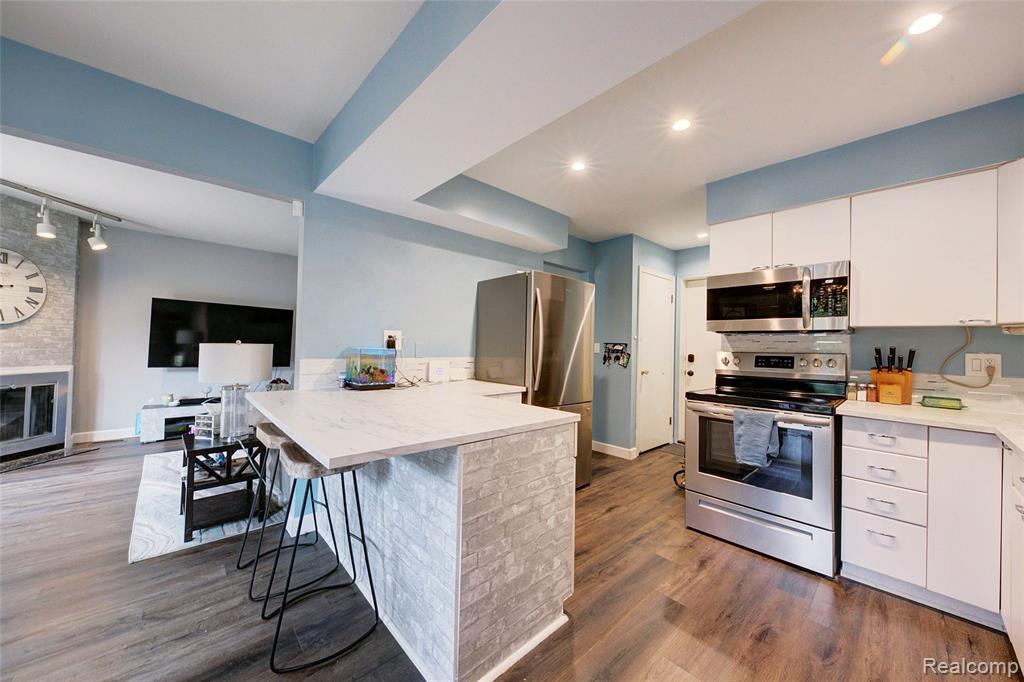 41674 BEDFORD Drive, Canton, MI 48187 — Photo 11