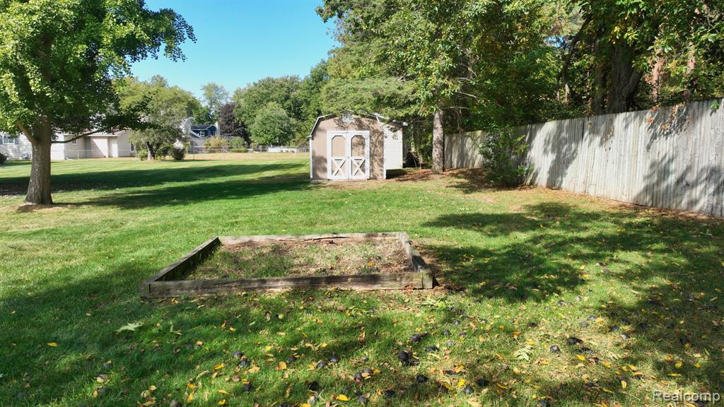 5204 Applewood Drive, Flushing, MI 48433 — Photo 11