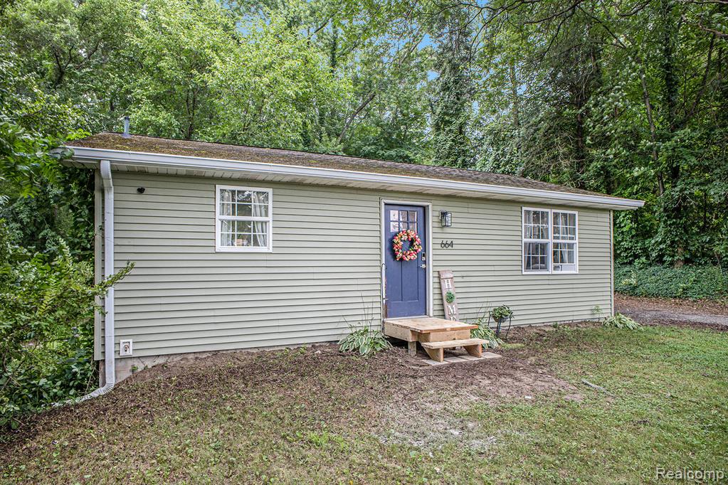 664 E HIGHLAND Road, Howell, MI 48843 — Photo 4
