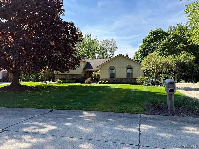 36157 PARKLANE Circle, Farmington Hills, MI 48335