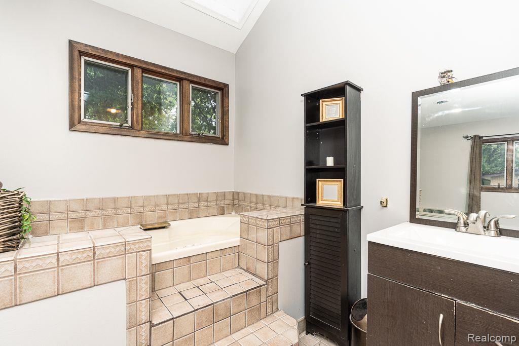 8871 SUNCREST Drive, Sterling Heights, MI 48314 — Photo 34