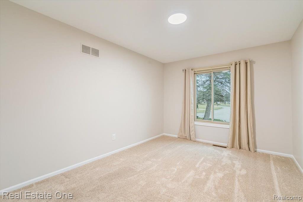 16161 WEATHERFIELD Drive, Northville, MI 48168 — Photo 38