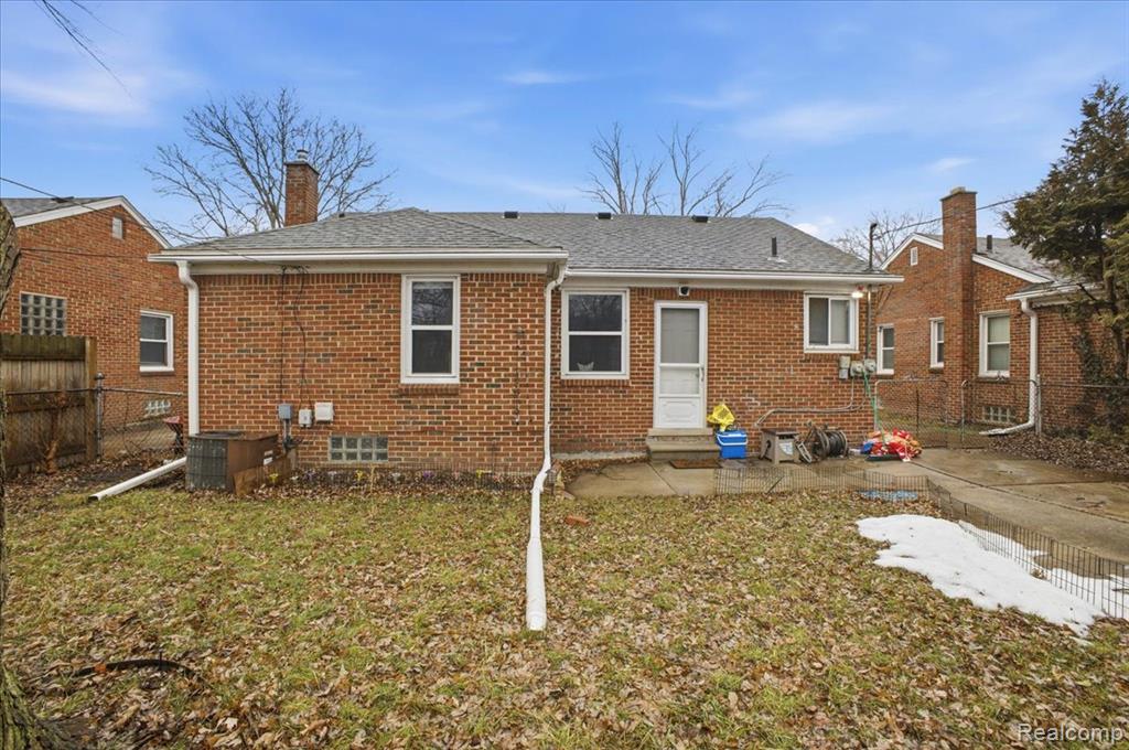 21440 Prestwick Avenue, Harper Woods, MI 48225 — Photo 34