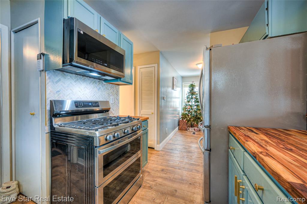 8421 Lagoon Street, Commerce Twp, MI 48382 — Photo 18