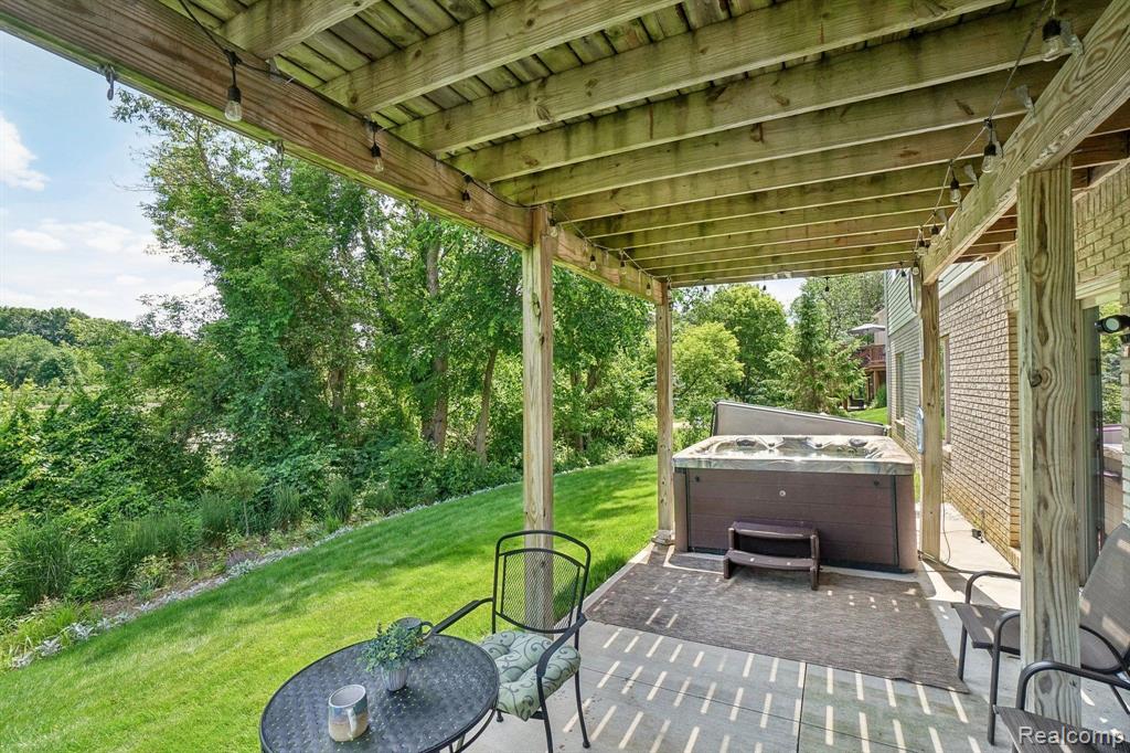 627 OLIVIA Drive, Milford, MI 48381 — Photo 32