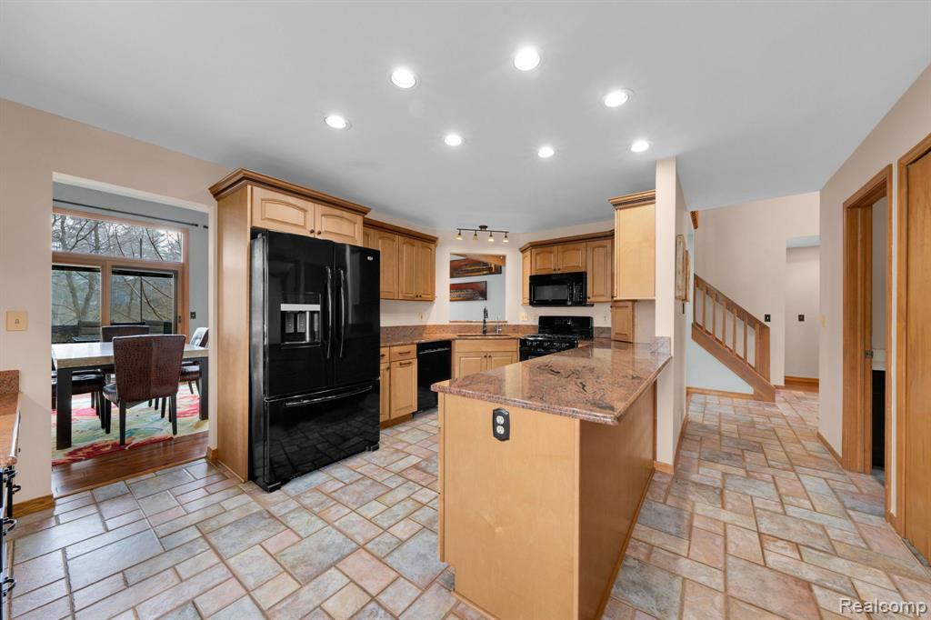 950 Hidden Valley Drive, Lake Orion, MI 48362 — Photo 3