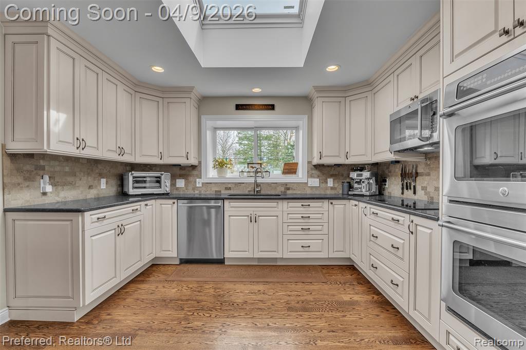4869 Motorway Drive, Waterford, MI 48328 — Photo 9