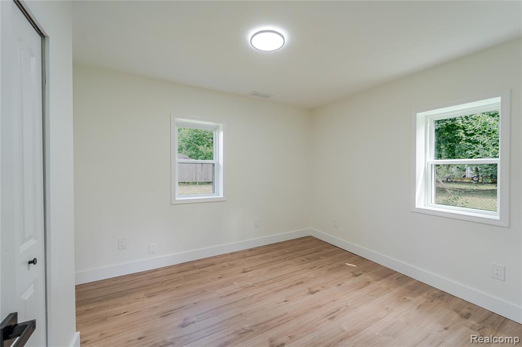 6194 Wilson Drive, Waterford, MI 48329 — Photo 11