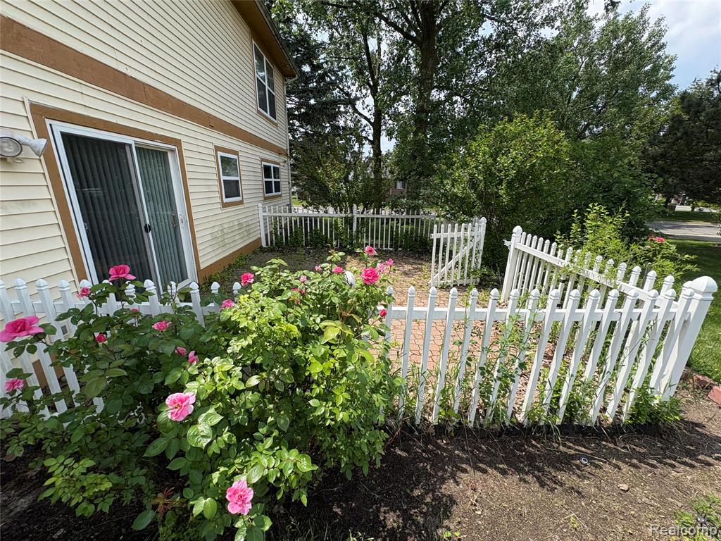 723 Huntclub Boulevard, Auburn Hills, MI 48326 — Photo 15