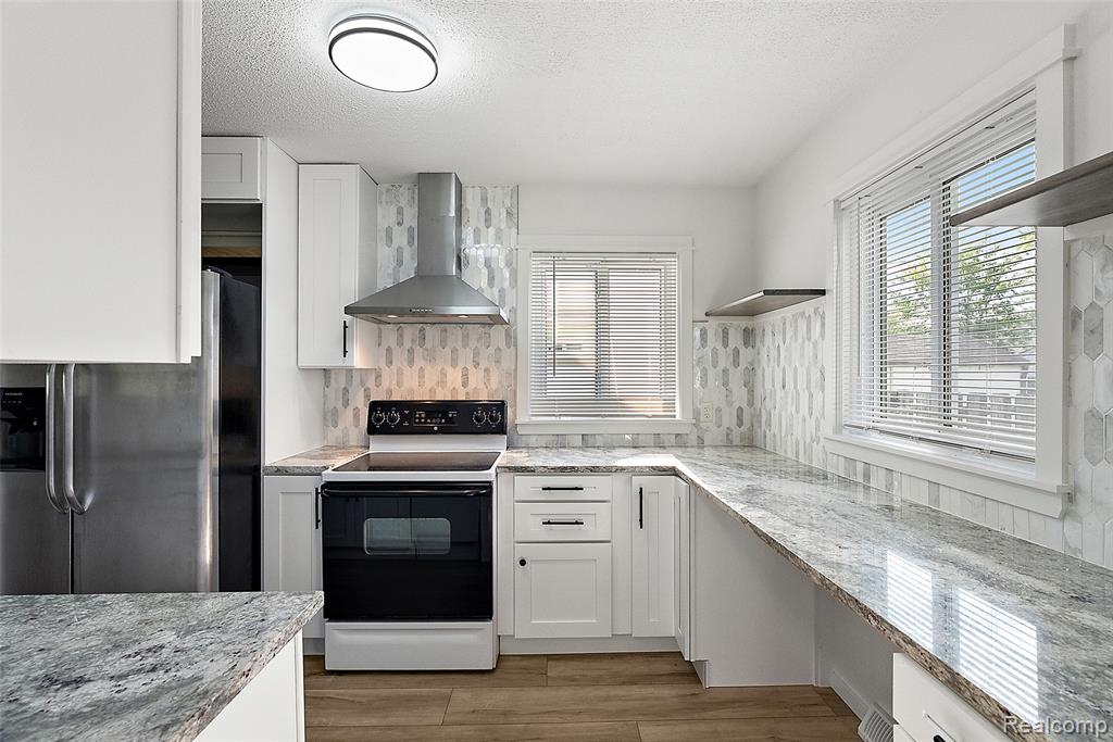 898 E Barrett Avenue, Madison Heights, MI 48071 — Photo 13