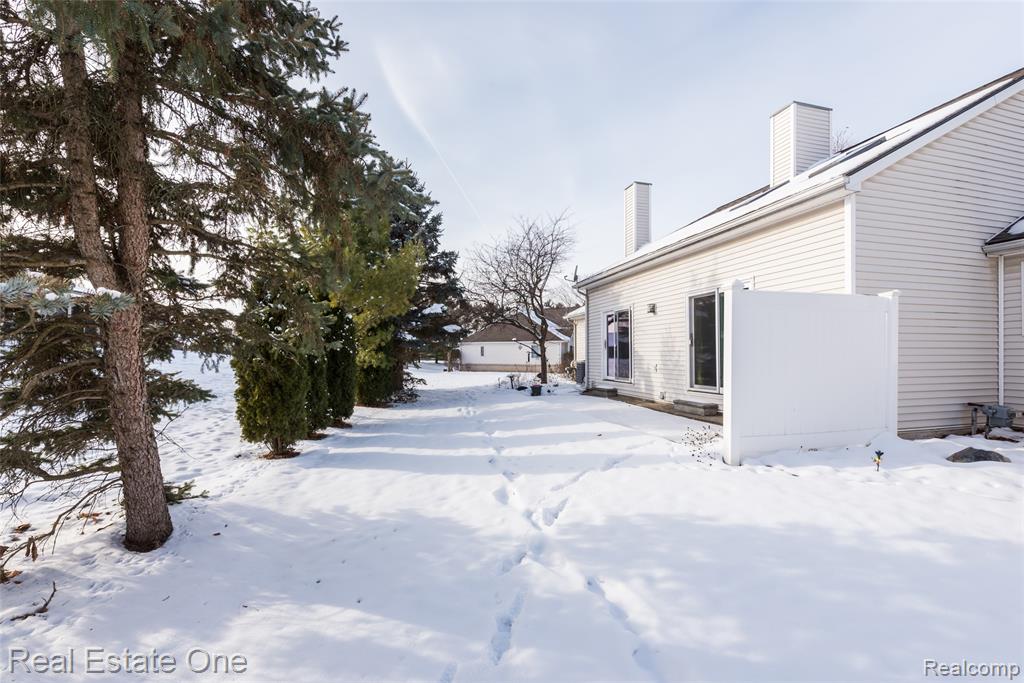 61019 Evergreen Court, 22, South Lyon, MI 48178 — Photo 4